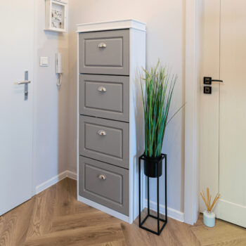 Predstavujeme vám moderný botník Seber Typ 3, ktorý je ideálnym riešením pre každú predsieň. Tento elegantný kus nábytku v kombinácii bielej a sivej farby prinesie do vášho interiéru svieži vzhľad a poriadok. Botník je vyrobený z kvalitného aglomerovaného materiálu, konkrétne…