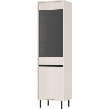 Obývací sektor SELESTA je v minimalistickom prevedení. Je spestrená dizajnom japonskej estetiky. Nábytok má elegantné vysoké nožičky, ktoré sú v čiernej farbe a sú vyrobené z kovu. Dodávajú nábytku ľahkosť. Výraznou dekoráciu nábytku sú drážkované čelá. Jednotlivé prvky SELESTA boli navrhnuté tak, aby každý prvok mohol byť použitý samostatne.Predná časť je vyrobená z kvalitného MDF materiálu v kombinácii s LTD o hrúbke 16 mm. Dosky sú nenáročné na údržbu. Korpus je vyrobený z LTD dosiek, s ABS hranami. Nožičky sú kovové, v čiernom prevedení. Farba: béžová pieskováRozmery:šírka: 56 cmvýška: 205 cmhĺbka: 40 cmvýška nožičiek 15 cm.Dodávame v demontovanom stave.