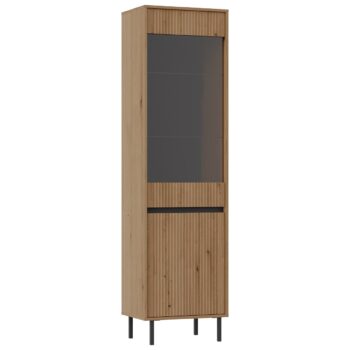 Obývací sektor SELESTA je v minimalistickom prevedení. Je spestrená dizajnom japonskej estetiky. Nábytok má elegantné vysoké nožičky, ktoré sú v čiernej farbe a sú vyrobené z kovu. Dodávajú nábytku ľahkosť. Výraznou dekoráciu nábytku sú drážkované čelá. Jednotlivé prvky SELESTA boli navrhnuté tak, aby každý prvok mohol byť použitý samostatne.Predná časť je vyrobená z kvalitného MDF materiálu v kombinácii s LTD o hrúbke 16 mm. Dosky sú nenáročné na údržbu. Korpus je vyrobený z LTD dosiek, s ABS hranami. Nožičky sú kovové, v čiernom prevedení. Farba: dub EvokeRozmery:šírka: 56 cmvýška: 205 cmhĺbka: 40 cmvýška nožičiek 15 cm.Dodávame v demontovanom stave.