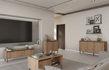 Obývací sektor SELESTA je v minimalistickom prevedení. Je spestrená dizajnom japonskej estetiky. Nábytok má elegantné vysoké nožičky, ktoré sú v čiernej farbe a sú vyrobené z kovu. Dodávajú nábytku ľahkosť. Výraznou dekoráciu nábytku sú drážkované čelá. Jednotlivé prvky SELESTA boli navrhnuté tak, aby každý prvok mohol byť použitý samostatne.Predná časť je vyrobená z kvalitného MDF materiálu v kombinácii s LTD o hrúbke 16 mm. Dosky sú nenáročné na údržbu. Korpus je vyrobený z LTD dosiek, s ABS hranami. Nožičky sú kovové, v čiernom prevedení. Farba: dub EvokeRozmery:šírka: 100 cmvýška: 50 cmhĺbka: 60 cmvýška nožičiek 15 cm.Dodávame v demontovanom stave.