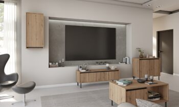 Obývací sektor SELESTA je v minimalistickom prevedení. Je spestrená dizajnom japonskej estetiky. Nábytok má elegantné vysoké nožičky, ktoré sú v čiernej farbe a sú vyrobené z kovu. Dodávajú nábytku ľahkosť. Výraznou dekoráciu nábytku sú drážkované čelá. Jednotlivé prvky SELESTA boli navrhnuté tak, aby každý prvok mohol byť použitý samostatne.Predná časť je vyrobená z kvalitného MDF materiálu v kombinácii s LTD o hrúbke 16 mm. Dosky sú nenáročné na údržbu. Korpus je vyrobený z LTD dosiek, s ABS hranami. Nožičky sú kovové, v čiernom prevedení. Farba: dub EvokeRozmery:šírka: 100 cmvýška: 50 cmhĺbka: 60 cmvýška nožičiek 15 cm.Dodávame v demontovanom stave.