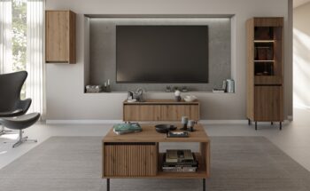 Obývací sektor SELESTA je v minimalistickom prevedení. Je spestrená dizajnom japonskej estetiky. Nábytok má elegantné vysoké nožičky, ktoré sú v čiernej farbe a sú vyrobené z kovu. Dodávajú nábytku ľahkosť. Výraznou dekoráciu nábytku sú drážkované čelá. Jednotlivé prvky SELESTA boli navrhnuté tak, aby každý prvok mohol byť použitý samostatne.Predná časť je vyrobená z kvalitného MDF materiálu v kombinácii s LTD o hrúbke 16 mm. Dosky sú nenáročné na údržbu. Korpus je vyrobený z LTD dosiek, s ABS hranami. Nožičky sú kovové, v čiernom prevedení. Farba: dub EvokeRozmery:šírka: 100 cmvýška: 50 cmhĺbka: 60 cmvýška nožičiek 15 cm.Dodávame v demontovanom stave.