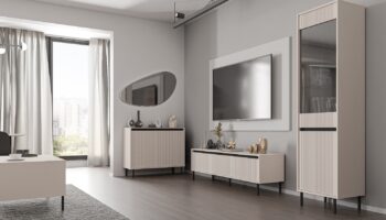 Obývací sektor SELESTA je v minimalistickom prevedení. Je spestrená dizajnom japonskej estetiky. Nábytok má elegantné vysoké nožičky, ktoré sú v čiernej farbe a sú vyrobené z kovu. Dodávajú nábytku ľahkosť. Výraznou dekoráciu nábytku sú drážkované čelá. Jednotlivé prvky SELESTA boli navrhnuté tak, aby každý prvok mohol byť použitý samostatne.Predná časť je vyrobená z kvalitného MDF materiálu v kombinácii s LTD o hrúbke 16 mm. Dosky sú nenáročné na údržbu. Korpus je vyrobený z LTD dosiek, s ABS hranami. Nožičky sú kovové, v čiernom prevedení. Farba: béžová pieskováRozmery:šírka: 46 cmvýška: 100 cmhĺbka: 32 cmDodávame v demontovanom stave.