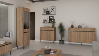 Obývací sektor SELESTA je v minimalistickom prevedení. Je spestrená dizajnom japonskej estetiky. Nábytok má elegantné vysoké nožičky, ktoré sú v čiernej farbe a sú vyrobené z kovu. Dodávajú nábytku ľahkosť. Výraznou dekoráciu nábytku sú drážkované čelá. Jednotlivé prvky SELESTA boli navrhnuté tak, aby každý prvok mohol byť použitý samostatne.Predná časť je vyrobená z kvalitného MDF materiálu v kombinácii s LTD o hrúbke 16 mm. Dosky sú nenáročné na údržbu. Korpus je vyrobený z LTD dosiek, s ABS hranami. Nožičky sú kovové, v čiernom prevedení. Farba: dub EvokeRozmery:šírka: 46 cmvýška: 100 cmhĺbka: 32 cmDodávame v demontovanom stave.