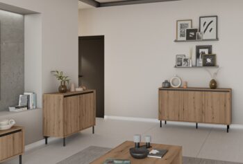 Obývací sektor SELESTA je v minimalistickom prevedení. Je spestrená dizajnom japonskej estetiky. Nábytok má elegantné vysoké nožičky, ktoré sú v čiernej farbe a sú vyrobené z kovu. Dodávajú nábytku ľahkosť. Výraznou dekoráciu nábytku sú drážkované čelá. Jednotlivé prvky SELESTA boli navrhnuté tak, aby každý prvok mohol byť použitý samostatne.Komoda je dvojdverová. Predná časť je vyrobená z kvalitného MDF materiálu v kombinácii s LTD o hrúbke 16 mm. Dosky sú nenáročné na údržbu. Korpus je vyrobený z LTD dosiek, s ABS hranami. Nožičky sú kovové, v čiernom prevedení. Farba: dub Evoke.Rozmery:šírka: 100 cmvýška: 85 cmhĺbka: 40 cmvýška nožičiek 15 cm.Dodávame v demontovanom stave.