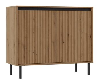 Obývací sektor SELESTA je v minimalistickom prevedení. Je spestrená dizajnom japonskej estetiky. Nábytok má elegantné vysoké nožičky, ktoré sú v čiernej farbe a sú vyrobené z kovu. Dodávajú nábytku ľahkosť. Výraznou dekoráciu nábytku sú drážkované čelá. Jednotlivé prvky SELESTA boli navrhnuté tak, aby každý prvok mohol byť použitý samostatne.Komoda je dvojdverová. Predná časť je vyrobená z kvalitného MDF materiálu v kombinácii s LTD o hrúbke 16 mm. Dosky sú nenáročné na údržbu. Korpus je vyrobený z LTD dosiek, s ABS hranami. Nožičky sú kovové, v čiernom prevedení. Farba: dub Evoke.Rozmery:šírka: 100 cmvýška: 85 cmhĺbka: 40 cmvýška nožičiek 15 cm.Dodávame v demontovanom stave.