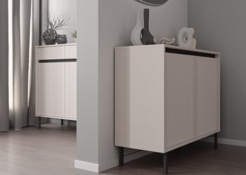 Obývací sektor SELESTA je v minimalistickom prevedení. Je spestrená dizajnom japonskej estetiky. Nábytok má elegantné vysoké nožičky, ktoré sú v čiernej farbe a sú vyrobené z kovu. Dodávajú nábytku ľahkosť. Výraznou dekoráciu nábytku sú drážkované čelá. Jednotlivé prvky SELESTA boli navrhnuté tak, aby každý prvok mohol byť použitý samostatne.Predná časť je vyrobená z kvalitného MDF materiálu v kombinácii s LTD o hrúbke 16 mm. Dosky sú nenáročné na údržbu. Korpus je vyrobený z LTD dosiek, s ABS hranami. Nožičky sú kovové, v čiernom prevedení. Farba: béžová pieskováRozmery:šírka: 150 cmvýška: 85 cmhĺbka: 40 cmvýška nožičiek 15 cm.Dodávame v demontovanom stave.