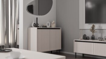 Obývací sektor SELESTA je v minimalistickom prevedení. Je spestrená dizajnom japonskej estetiky. Nábytok má elegantné vysoké nožičky, ktoré sú v čiernej farbe a sú vyrobené z kovu. Dodávajú nábytku ľahkosť. Výraznou dekoráciu nábytku sú drážkované čelá. Jednotlivé prvky SELESTA boli navrhnuté tak, aby každý prvok mohol byť použitý samostatne.Predná časť je vyrobená z kvalitného MDF materiálu v kombinácii s LTD o hrúbke 16 mm. Dosky sú nenáročné na údržbu. Korpus je vyrobený z LTD dosiek, s ABS hranami. Nožičky sú kovové, v čiernom prevedení. Farba: béžová pieskováRozmery:šírka: 150 cmvýška: 85 cmhĺbka: 40 cmvýška nožičiek 15 cm.Dodávame v demontovanom stave.