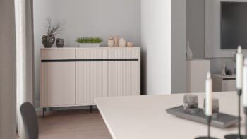 Obývací sektor SELESTA je v minimalistickom prevedení. Je spestrená dizajnom japonskej estetiky. Nábytok má elegantné vysoké nožičky, ktoré sú v čiernej farbe a sú vyrobené z kovu. Dodávajú nábytku ľahkosť. Výraznou dekoráciu nábytku sú drážkované čelá. Jednotlivé prvky SELESTA boli navrhnuté tak, aby každý prvok mohol byť použitý samostatne.Predná časť je vyrobená z kvalitného MDF materiálu v kombinácii s LTD o hrúbke 16 mm. Dosky sú nenáročné na údržbu. Korpus je vyrobený z LTD dosiek, s ABS hranami. Nožičky sú kovové, v čiernom prevedení. Farba: béžová pieskováRozmery:šírka: 150 cmvýška: 85 cmhĺbka: 40 cmvýška nožičiek 15 cm.Dodávame v demontovanom stave.