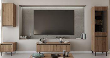 Obývací sektor SELESTA je v minimalistickom prevedení. Je spestrená dizajnom japonskej estetiky. Nábytok má elegantné vysoké nožičky, ktoré sú v čiernej farbe a sú vyrobené z kovu. Dodávajú nábytku ľahkosť. Výraznou dekoráciu nábytku sú drážkované čelá. Jednotlivé prvky SELESTA boli navrhnuté tak, aby každý prvok mohol byť použitý samostatne.Predná časť je vyrobená z kvalitného MDF materiálu v kombinácii s LTD o hrúbke 16 mm. Dosky sú nenáročné na údržbu. Korpus je vyrobený z LTD dosiek, s ABS hranami. Nožičky sú kovové, v čiernom prevedení. Farba: dub EvokeZostava sa skladá z týchto prvkov:SELESTA nočný stolík 801 -  rozmery (š,v,h): 52 x 50 x 40 cm,SELESTA závesná skrinka 501 - rozmery (š,v,h): 46 x 100 x 32 cm,SELESTA televízny stolík 302 - rozmery (š,v,h): 140 x 50 x 40 cm,SELESTA vysoká vitrína 101 - rozmery (š,v,h): 56 x 205 x 40 cm.Dodávame v demontovanom stave.