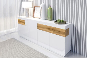 SELINKA 25 je kombinovaná štvordverová komoda s 2 šuplíkmi. Patrí k nábytku SELINKA, ktorý je charakteristický svojim kvalitným prevedením a praktickým riešením. Oceníte aj efektné prevedenie a celkový dizajn. Zaujímavé prepojenie dvoch farieb zvýrazňuje jedinečnosť tohto nábytku. Vďaka viacerým farebným kombináciám si z tejto kolekcie vyberie každý .Korpus nábytku je vyrobný z LTD dosky v bielej farbe. Dvierka sú z MDF dosky, potiahnutej kvalitnou membránovou fóliou, vo farebnom prevedení biely lesk. Základná biela farba je doplnená štýlovými vkladmi vo farebnom odtieni moreného dubového wotanu. Tento materiál je nenáročný na údržbu.Komoda má v hornej časti sú 2 šuplíky, spodné časti sú dvierkové. Za každými dvierkami je umiestnená jedna vnútorná polička. Dvierka sú bezúchytové, využívajú systém push to open.Rozmery (š/v/h): 219/85/40 cm. Dodávame v demonte.