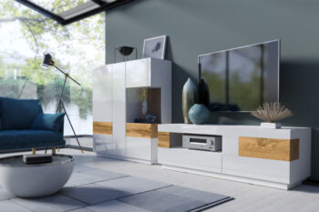 SELINKA 25 je kombinovaná štvordverová komoda s 2 šuplíkmi. Patrí k nábytku SELINKA, ktorý je charakteristický svojim kvalitným prevedením a praktickým riešením. Oceníte aj efektné prevedenie a celkový dizajn. Zaujímavé prepojenie dvoch farieb zvýrazňuje jedinečnosť tohto nábytku. Vďaka viacerým farebným kombináciám si z tejto kolekcie vyberie každý .Korpus nábytku je vyrobný z LTD dosky v bielej farbe. Dvierka sú z MDF dosky, potiahnutej kvalitnou membránovou fóliou, vo farebnom prevedení biely lesk. Základná biela farba je doplnená štýlovými vkladmi vo farebnom odtieni moreného dubového wotanu. Tento materiál je nenáročný na údržbu.Komoda má v hornej časti sú 2 šuplíky, spodné časti sú dvierkové. Za každými dvierkami je umiestnená jedna vnútorná polička. Dvierka sú bezúchytové, využívajú systém push to open.Rozmery (š/v/h): 219/85/40 cm. Dodávame v demonte.