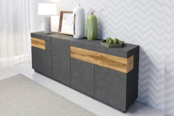 SELINKA 25 je kombinovaná štvordverová komoda s 2 šuplíkmi. Patrí k nábytku SELINKA, ktorý je charakteristický svojim kvalitným prevedením a praktickým riešením. Oceníte aj efektné prevedenie a celkový dizajn. Zaujímavé prepojenie dvoch farieb zvýrazňuje jedinečnosť tohto nábytku. Vďaka viacerým farebným kombináciám si z tejto kolekcie vyberie každý .Korpus nábytku je vyrobný z LTD dosky. Dvierka sú z MDF dosky, potiahnutej kvalitnou membránovou fóliou. Tento materiál je nenáročný na údržbu. Hlavnou farbou nábytku je matera. Tá je doplnená štýlovými vkladmi vo farebnom odtieni moreného dubového wotanu. Toto prepojenie dodáva nábytku štýlovosť a jedinečnosť.Komoda má v hornej časti sú 2 šuplíky, spodné časti sú dvierkové. Za každými dvierkami je umiestnená jedna vnútorná polička. Dvierka sú bezúchytové, využívajú systém push to open.Rozmery (š/v/h): 219/85/40 cm. Dodávame v demonte.