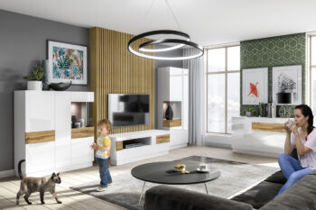 SELINKA 40 je široký TV stolík so šuplíkmi. Patrí k nábytku SELINKA, ktorý je charakteristický svojim kvalitným prevedením a praktickým riešením. Oceníte aj celkový dizajn. Zaujímavé prepojenie dvoch farieb zvýrazňuje jedinečnosť tohto nábytku. Vďaka viacerým farebným kombináciám si z tejto kolekcie vyberie každý .Korpus nábytku je vyrobný z LTD dosky. Dvierka sú z MDF dosky, potiahnutej kvalitnou membránovou fóliou, vo farebnom prevedení biely lesk. Základná biela farba je doplnená štýlovými vkladmi vo farebnom odtieni moreného dubového wotanu. Tento materiál je nenáročný na údržbu.TV stolík ponúka až 6 členitých častí šuplíkov, do ktorých dokážete umiestniť rôzne dokumenty, či drobné predmety. Otváranie sú bezúchytové, využíva systém push to open.Rozmery (š/v/h): 206/54/50 cm. Dodávame v demonte.
