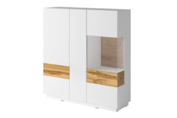 SELINKA je vitrína v modernom prevedení. Patrí k nábytku SELINKA, ktorý je charakteristický svojim kvalitným prevedením a praktickým riešením. Oceníte aj efektné prevedenie a celkový dizajn. Zaujímavé prepojenie dvoch farieb zvýrazňuje jedinečnosť tohto nábytku. Vďaka viacerým farebným kombináciám si z tejto kolekcie vyberie každý.Korpus nábytku je vyrobený z LTD dosky. Dvierka sú z MDF dosky, potiahnutej kvalitnou membránovou fóliou. Tento materiál je nenáročný na údržbu. Vitrína je trojdverová. Dvoje dvere sú plné, jedny presklené.Dvierka sú bezúchytové, využívajú systém push to open.Rozmery(š/v/h): 130/139/40 cm.Dodávame v demontovanom stave.