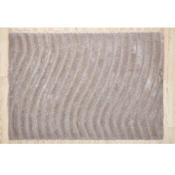 Koberec SELMA 80x150 cm v bielosivej farbe rozjasní a zútulní vašu izbu. Zaujímavý 3D vzor ihneď pritiahne vašu pozornosť. V tej chvíli máte chuť sa vyzuť a naboso prejsť po jeho sivých vlnách. Vyrobený je zo 100% polyesteru. Ak hľadáte nový moderný koberec, ktorý bude vyzerať útulne, elegantne,…