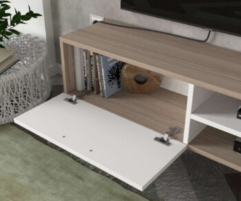 Objavte SERENE, TV stolík, ktorý elegantne kombinuje praktickosť s moderným dizajnom, ideálny pre každú obývaciu izbu. Jeho svieža biela a svetlo hnedá farba prináša do miestnosti pocit pokoja a pohody.Kľúčové vlastnostiTyp tovaru: TV stolíkMateriál: Kvalitný LTD s hrúbkou 18 mm, čo zaručuje vysokú odolnosť a dlhú životnosť.Rozmery: Celkové rozmery 149.5 x 38.6 x 29.5 cm, s miestom pre TV s výškou 38,6 cm a šírkou 120 cm, ideálne pre 47 palcové televízory.Farba: Kombinácia bielej a svetlo hnedej farby, ktorá dodáva interiéru sviežosť a eleganciu.Vybavenie: Vybavený jednodverovou skrinkou a regálkom, ktorý poskytuje dostatok priestoru na uskladnenie vašich multimediálnych zariadení a ďalších potrieb.Počet dverí, dvierok: Jednodverový dizajn, ktorý je praktický a zároveň esteticky príjemný.Dodatočné informácie: Produkt je dodávaný v demontovanom stave, čo uľahčuje jeho prepravu a montáž.TV stolík SERENE je ideálnou voľbou pre tých, ktorí hľadajú funkčný a esteticky príťažlivý kus nábytku, ktorý bez problémov doplní akúkoľvek modernú obývaciu izbu. Jeho konštrukcia a dizajn sú starostlivo premyslené tak, aby vyhoveli vašim potrebám a zároveň doplnili vzhľad vášho domova.