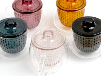 Sklenený hrnček na čaj (3 ks) Sifter 350 ml - priehľadná / kombinácia farieb; Rozmery (ŠxHxV): 12,5x12,5x10 cm; Materiál: borosilikátové sklo / plast.