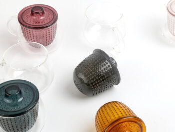 Sklenený hrnček na čaj (3 ks) Sifter 350 ml - priehľadná / kombinácia farieb; Rozmery (ŠxHxV): 12,5x12,5x10 cm; Materiál: borosilikátové sklo / plast.