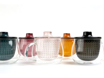Sklenený hrnček na čaj (3 ks) Sifter 350 ml - priehľadná / kombinácia farieb; Rozmery (ŠxHxV): 12,5x12,5x10 cm; Materiál: borosilikátové sklo / plast.