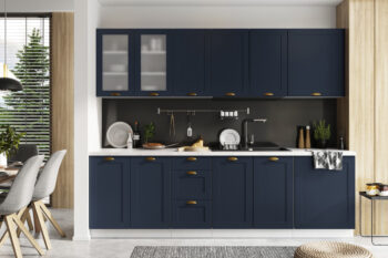 Kuchyňa SISI je štýlovým nábytkom v modernom dizajnovom prevedení. Jednoduché línie sú zvýraznené efektným orámovaním dvierok, čo nábytku dodáva šmrnc a eleganciu.Korpus nábytku je vyrobený z kvalitných LTD dosiek s hrúbkou 16 mm, vo farebnom prevedení biela. Dvierka sú z MDF dosiek s hrúbkou 19 mm, potiahnuté PVC fóliou.Horná kuchynská skrinka je v atraktívnom farebnom prevedení granátová modrá. Rozmery (š,v,h): 60 x 72 x 30 cm.Úchyty nie sú v cene.Dodávame v demontovanom stave.