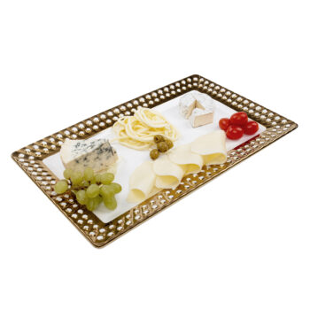 Predstavujeme vám elegantný servírovací tanier Sissi v kombinácii bielej a zlatej farby, ktorý je ideálnym doplnkom pre každú modernú domácnosť. Tento tanier je vyrobený z kvalitnej dolomitovej keramiky, ktorá zaručuje jeho dlhú životnosť a odolnosť. Vďaka svojmu hranatému tvaru a rozmerom 44,5…
