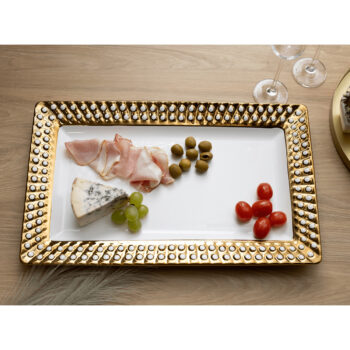 Predstavujeme vám elegantný servírovací tanier Sissi v kombinácii bielej a zlatej farby, ktorý je ideálnym doplnkom pre každú modernú domácnosť. Tento tanier je vyrobený z kvalitnej dolomitovej keramiky, ktorá zaručuje jeho dlhú životnosť a odolnosť. Vďaka svojmu hranatému tvaru a rozmerom 44,5…