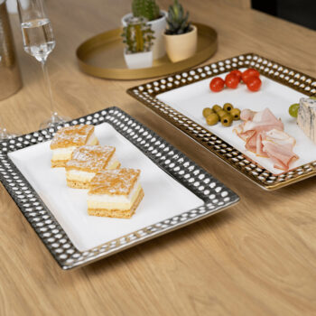 Predstavujeme vám elegantný servírovací tanier Sissi v kombinácii bielej a zlatej farby, ktorý je ideálnym doplnkom pre každú modernú domácnosť. Tento tanier je vyrobený z kvalitnej dolomitovej keramiky, ktorá zaručuje jeho dlhú životnosť a odolnosť. Vďaka svojmu hranatému tvaru a rozmerom 44,5…