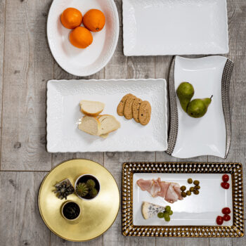 Predstavujeme vám elegantný servírovací tanier Sissi v kombinácii bielej a zlatej farby, ktorý je ideálnym doplnkom pre každú modernú domácnosť. Tento tanier je vyrobený z kvalitnej dolomitovej keramiky, ktorá zaručuje jeho dlhú životnosť a odolnosť. Vďaka svojmu hranatému tvaru a rozmerom 44,5…