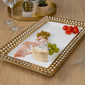 Predstavujeme vám elegantný servírovací tanier Sissi v kombinácii bielej a zlatej farby, ktorý je ideálnym doplnkom pre každú modernú domácnosť. Tento tanier je vyrobený z kvalitnej dolomitovej keramiky, ktorá zaručuje jeho dlhú životnosť a odolnosť. Vďaka svojmu hranatému tvaru a rozmerom 44,5…