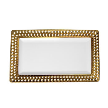 Predstavujeme vám elegantný servírovací tanier Sissi v kombinácii bielej a zlatej farby, ktorý je ideálnym doplnkom pre každú modernú domácnosť. Tento tanier je vyrobený z kvalitnej dolomitovej keramiky, ktorá zaručuje jeho dlhú životnosť a odolnosť. Vďaka svojmu hranatému tvaru a rozmerom 44,5…