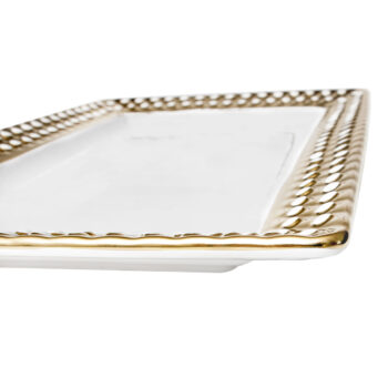 Predstavujeme vám elegantný servírovací tanier Sissi v kombinácii bielej a zlatej farby, ktorý je ideálnym doplnkom pre každú modernú domácnosť. Tento tanier je vyrobený z kvalitnej dolomitovej keramiky, ktorá zaručuje jeho dlhú životnosť a odolnosť. Vďaka svojmu hranatému tvaru a rozmerom 44,5…