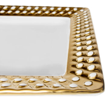 Predstavujeme vám elegantný servírovací tanier Sissi v kombinácii bielej a zlatej farby, ktorý je ideálnym doplnkom pre každú modernú domácnosť. Tento tanier je vyrobený z kvalitnej dolomitovej keramiky, ktorá zaručuje jeho dlhú životnosť a odolnosť. Vďaka svojmu hranatému tvaru a rozmerom 44,5…