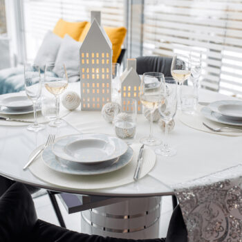 Predstavujeme vám sadu pohárov SNOWFLAKE DRINK (4 ks), ktoré sú ideálnym doplnkom pre každú domácnosť. Tieto elegantné poháre bez stopky s objemom 460 ml sú vyrobené z kvalitného skla. Poháre majú moderný vzhľad a vianočný dizajn v podobe bielych vločiek…