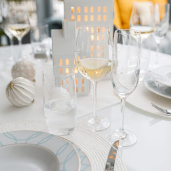 Predstavujeme vám sadu pohárov SNOWFLAKE DRINK (4 ks), ktoré sú ideálnym doplnkom pre každú domácnosť. Tieto elegantné poháre bez stopky s objemom 460 ml sú vyrobené z kvalitného skla. Poháre majú moderný vzhľad a vianočný dizajn v podobe bielych vločiek…