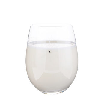Predstavujeme vám sadu pohárov SNOWFLAKE STRIK (4 ks), ktoré sú ideálnym doplnkom do každej domácnosti. Tieto elegantné poháre bez stopky s objemom 530 ml sú vyrobené z kvalitného skla. Poháre majú moderný vzhľad a vianočný dizajn v podobe bielych…