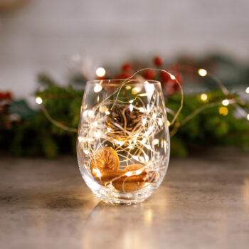 Predstavujeme vám sadu pohárov SNOWFLAKE STRIK (4 ks), ktoré sú ideálnym doplnkom do každej domácnosti. Tieto elegantné poháre bez stopky s objemom 530 ml sú vyrobené z kvalitného skla. Poháre majú moderný vzhľad a vianočný dizajn v podobe bielych…