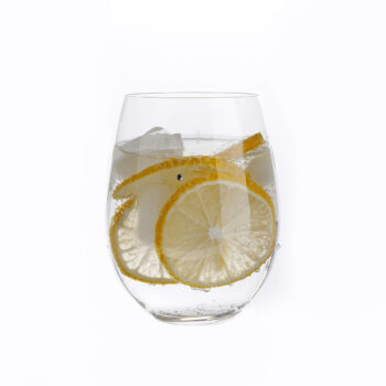 Predstavujeme vám sadu pohárov SNOWFLAKE STRIK (4 ks), ktoré sú ideálnym doplnkom do každej domácnosti. Tieto elegantné poháre bez stopky s objemom 530 ml sú vyrobené z kvalitného skla. Poháre majú moderný vzhľad a vianočný dizajn v podobe bielych…