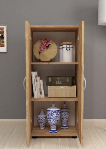 Praktická komoda SOFT je v elegantnom a modernom prevedení. Vďaka farebnému prevedeniu dokonale zapadne do rôznych interiérov. Táto moderná komoda je vyrobená z kvalitných LTD dosiek, ktoré sú nenáročné na údržbu. Ich hrúbka je 18 mm. Farba: borovica.Komoda je dvojdverová, vo vnútri sa nachádzajú police na uloženie vášho oblečenia a podobne.Rozmery komody:Výška: 108,3 cmŠírka: 49 cmHĺbka: 32 cmVýška nohy: 2,5 cmDodávame v demontovanom stave. 
