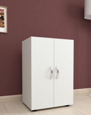 Praktická komoda SOFT je v elegantnom a modernom prevedení. Vďaka farebnému prevedeniu dokonale zapadne do rôznych interiérov. Táto moderná komoda je vyrobená z kvalitných LTD dosiek, ktoré sú nenáročné na údržbu. Ich hrúbka je 18 mm. Farba: biela.Komoda je dvojdverová, vo vnútri sa nachádzajú police na uloženie vášho oblečenia a podobne.Rozmery komody:Výška: 74 cmŠírka: 49 cmHĺbka: 32 cmVýška nohy: 2,5 cmDodávame v demontovanom stave. 