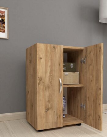 Praktická komoda SOFT je v elegantnom a modernom prevedení. Vďaka farebnému prevedeniu dokonale zapadne do rôznych interiérov. Táto moderná komoda je vyrobená z kvalitných LTD dosiek, ktoré sú nenáročné na údržbu. Ich hrúbka je 18 mm. Farba: borovica.Komoda je dvojdverová, vo vnútri sa nachádzajú police na uloženie vášho oblečenia a podobne.Rozmery komody:Výška: 74 cmŠírka: 49 cmHĺbka: 32 cmVýška nohy: 2,5 cmDodávame v demontovanom stave. 