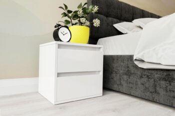 Moderný nočný stolík SONIJA poteší nielen elegantným bielym prevedením, ale aj mimoriadne priaznivou cenou. Stolík je vyrobený z kvalitnej LTD dosky nenáročnej na udržiavanie a má bezúchytový systém otvárania. Nadčasová biela farba sa veľmi ľahko v interiéri kombinuje.Rozmery (ŠxVxH): 40 x 40 x 35 cm.Dodávame v demonte. 