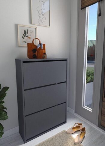 Praktická skrinka na topánky STAND je v elegantnom a modernom prevedení. Vďaka farebnému prevedeniu dokonale zapadne do rôznych interiérov. Táto moderná skrinka je vyrobená z kvalitných LTD dosiek, ktoré sú nenáročné na údržbu. Ich hrúbka je 18 mm. Farba: antracit.Botník / skrinka na topánky disponuje tromi vyklápacími priehradkami.Rozmery botníka:Výška: 110 cmŠírka: 73,6 cmHĺbka: 24 cmŠírka krytu: 70 cmVýška krytu: 32,7 cmDodávame v demontovanom stave. 