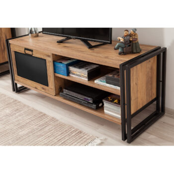 Industriálny TV stolík STORE – moderný a praktický doplnok do obývacej izbyTV stolík STORE spája elegantný industriálny štýl s praktickým dizajnom. Vďaka dekoru borovice a čiernym kovovým detailom sa stane stredobodom vašej obývačky a ponúka dostatok priestoru na usporiadanie techniky i dekorácií.Špecifikácia TV stolíka STORE:Materiál: melamín, VT laminát a kovFarba: borovica + čiernaRozmery: 50 x 130 x 45 cmŠtýl: industriálneVybavenie: 1 plné dvierko a regálokÚchytky: kovovéHrúbka materiálu: 18 mmMontáž: dodávame v demonte, možno pripevniť k steneStolík STORE ponúka kombináciu uzavretého a otvoreného úložného priestoru, čo z neho robí praktický kus nábytku. Za plnými dvierkami uložíte veci, ktoré chcete mať skryté, zatiaľ čo regál je ideálny na vystavenie kníh, dekorácií alebo multimediálnych zariadení.Kvalitné materiály, ako je melamín, VT laminát a kov, zaisťujú pevnosť a odolnosť stolíka. Kovové úchytky a robustná konštrukcia podčiarkujú industriálny štýl, ktorý je elegantný a nadčasový. Povrchová úprava chráni stolík pred poškodením a uľahčuje údržbu.Jednoduchá montáž a moderný dizajnTV stolík STORE je dodávaný v demonte a jeho zostavenie je vďaka priloženému návodu jednoduché. Možnosť pripevnenia k stene zaisťuje bezpečnosť a stabilitu pri každodennom používaní.Doplňte svoju obývaciu izbu TV stolíkom STORE, ktorý kombinuje štýl, praktickosť a kvalitu, a vytvorte moderný a funkčný priestor.