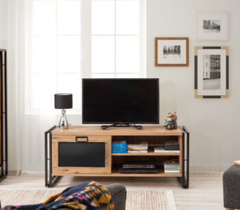 Industriálny TV stolík STORE – moderný a praktický doplnok do obývacej izbyTV stolík STORE spája elegantný industriálny štýl s praktickým dizajnom. Vďaka dekoru borovice a čiernym kovovým detailom sa stane stredobodom vašej obývačky a ponúka dostatok priestoru na usporiadanie techniky i dekorácií.Špecifikácia TV stolíka STORE:Materiál: melamín, VT laminát a kovFarba: borovica + čiernaRozmery: 50 x 130 x 45 cmŠtýl: industriálneVybavenie: 1 plné dvierko a regálokÚchytky: kovovéHrúbka materiálu: 18 mmMontáž: dodávame v demonte, možno pripevniť k steneStolík STORE ponúka kombináciu uzavretého a otvoreného úložného priestoru, čo z neho robí praktický kus nábytku. Za plnými dvierkami uložíte veci, ktoré chcete mať skryté, zatiaľ čo regál je ideálny na vystavenie kníh, dekorácií alebo multimediálnych zariadení.Kvalitné materiály, ako je melamín, VT laminát a kov, zaisťujú pevnosť a odolnosť stolíka. Kovové úchytky a robustná konštrukcia podčiarkujú industriálny štýl, ktorý je elegantný a nadčasový. Povrchová úprava chráni stolík pred poškodením a uľahčuje údržbu.Jednoduchá montáž a moderný dizajnTV stolík STORE je dodávaný v demonte a jeho zostavenie je vďaka priloženému návodu jednoduché. Možnosť pripevnenia k stene zaisťuje bezpečnosť a stabilitu pri každodennom používaní.Doplňte svoju obývaciu izbu TV stolíkom STORE, ktorý kombinuje štýl, praktickosť a kvalitu, a vytvorte moderný a funkčný priestor.