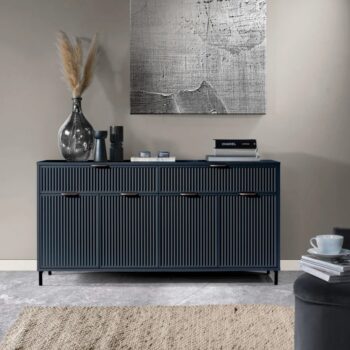 Štvordverová komoda so zásuvkami Style LS 1 v elegantnej indigo modrej farbe je ideálnym riešením pre tých, ktorí hľadajú praktický a moderný nábytok do svojho interiéru. Táto komoda od značky KONDELA ponúka dostatok úložného priestoru vďaka štyrom dverám a dvom…