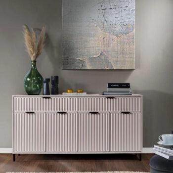 Štvordverová komoda so zásuvkami Style LS 1 v elegantnej kašmír krémovej farbe je ideálnym riešením pre tých, ktorí hľadajú praktický a moderný nábytok do svojho interiéru. Táto komoda od značky KONDELA ponúka dostatok úložného priestoru vďaka štyrom dverám a dvom…