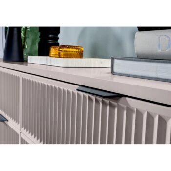 Štvordverová komoda so zásuvkami Style LS 1 v elegantnej kašmír krémovej farbe je ideálnym riešením pre tých, ktorí hľadajú praktický a moderný nábytok do svojho interiéru. Táto komoda od značky KONDELA ponúka dostatok úložného priestoru vďaka štyrom dverám a dvom…