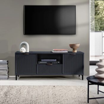 TV stolík Style LS 3 v elegantnej indigo modrej farbe je ideálnym doplnkom pre moderné interiéry. Tento kus nábytku od značky KONDELA ponúka nielen štýlový vzhľad, ale aj praktické využitie. S rozmermi 135 cm na šírku, 40,6 cm na hĺbku a výškou 55,6 cm poskytuje…