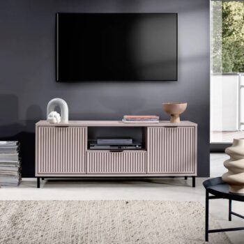 TV stolík Style LS 3 v elegantnej kašmír krémovej farbe je ideálnym doplnkom pre moderné interiéry. Tento kus nábytku od značky KONDELA ponúka nielen štýlový vzhľad, ale aj praktické využitie. S rozmermi 135 cm na šírku, 40,6 cm na hĺbku a výškou 55,6 cm…